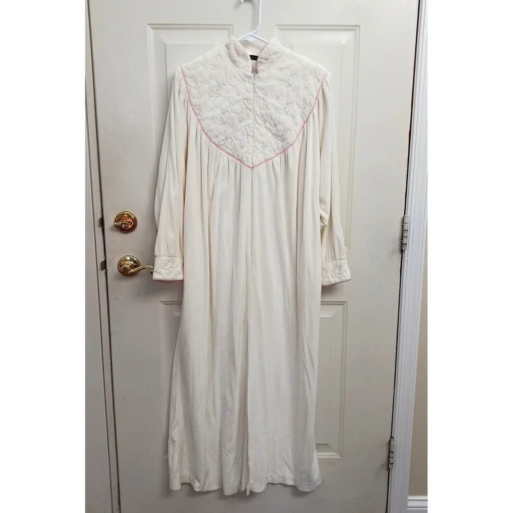 Vintage‎ Saks Fifth Avenue Ivory Housecoat Size Medium Velour Quilted